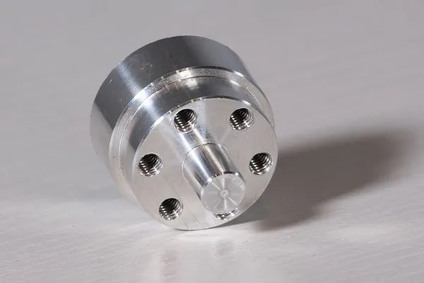 Qual è la differenza tra tornitura e fresatura CNC?